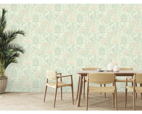 Eetkamer met bloemenbehang, houten tafel en rotan stoelen