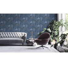 Woonkamer met bank, fauteuil, planten en behang met print
