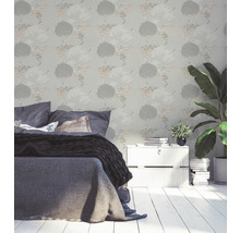 Slaapkamer met patroonbehang, bed en kamerplanten