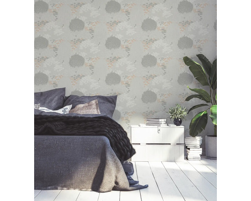 Slaapkamer met patroonbehang, bed en kamerplanten