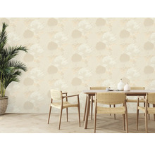 Eetkamer met beige behang met bloemmotief, tafel en stoelen