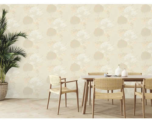 Eetkamer met beige behang met bloemmotief, tafel en stoelen