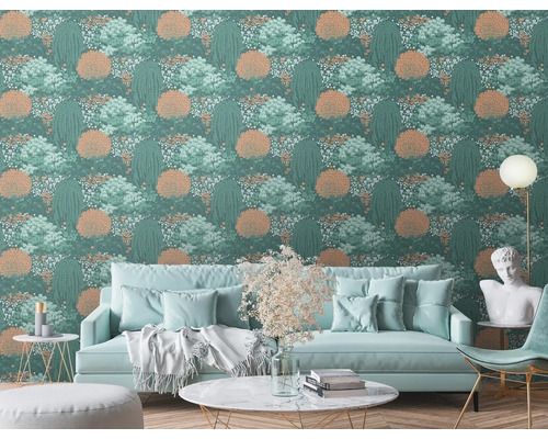 Woonkamer met tuinmotiefbehang, bank, tafel en decoraties voor een gezellige sfeer