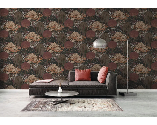 Woonkamer met patroonbehang, bank, vloerkleed en staande lamp