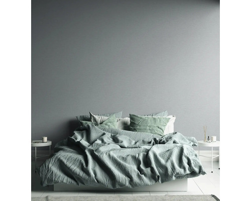 Slaapkamer met bed, kussens en nachtkastjes voor een ontspannen sfeer.