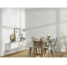 Eetkamer met houten tafel en stoelen, wandplank en decoratie voor een lichte sfeer