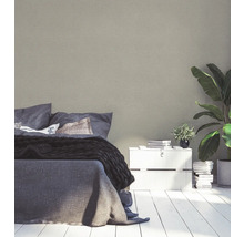 Slaapkamer met bed, nachtkastje en kamerplant voor een heldere en vriendelijke sfeer.