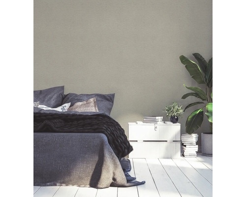 Slaapkamer met bed, nachtkastje en kamerplant voor een heldere en vriendelijke sfeer.