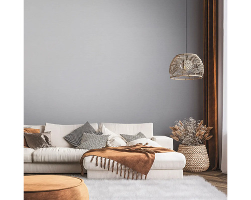 Lichte woonkamer met bank, kussens, deken en decoraties in een natuurlijk ontwerp