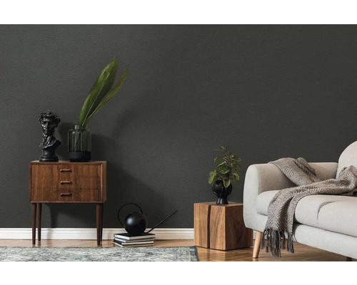 Stijlvolle woonkamer met donker behang, dressoir en bank