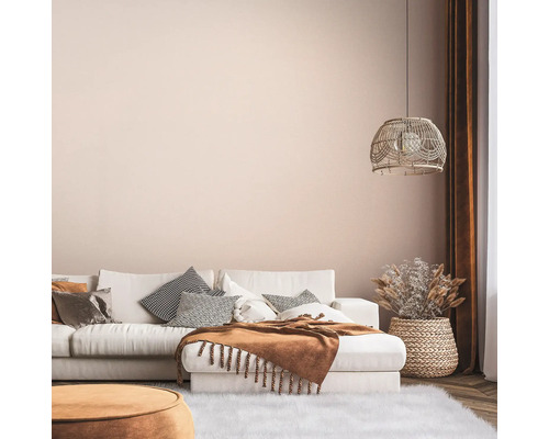 Woonkamer met bank, kussens, deken, lamp en decoratie