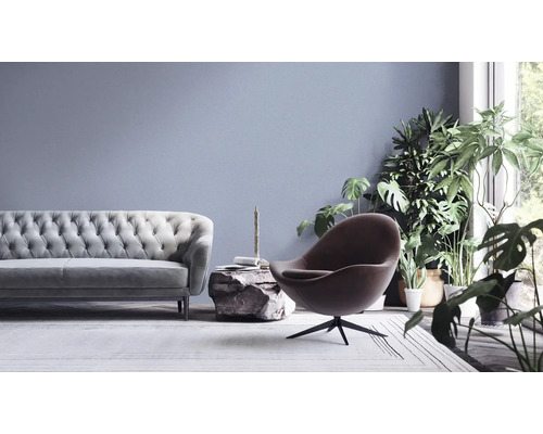 Woonkamer met bank, fauteuil en kamerplanten