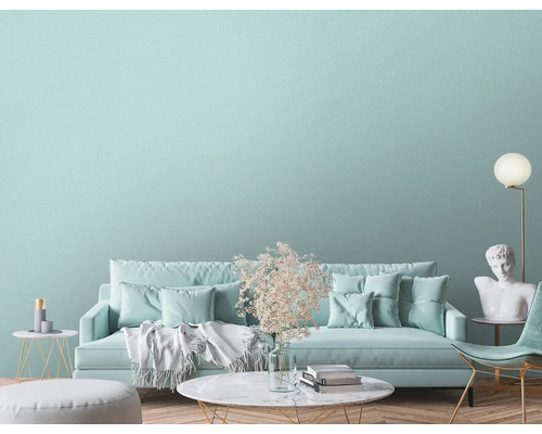 Lichte woonkamer met bank, tafel en decoratie