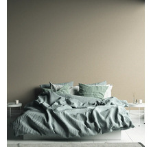 Slaapkamer met bed, nachtkastjes en beige muur