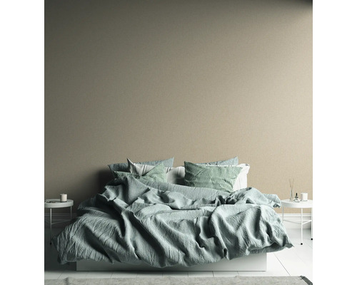 Slaapkamer met bed, nachtkastjes en beige muur