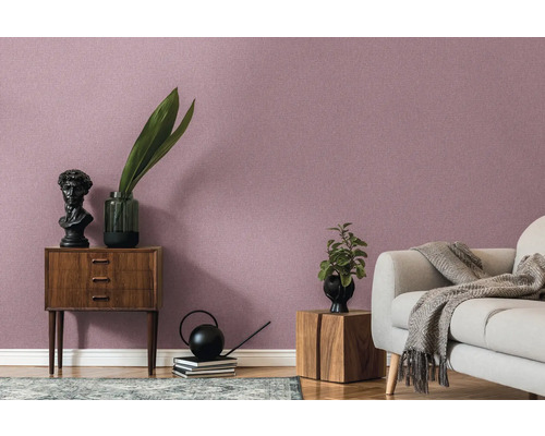 Woonkamer met gemust behang, bank en houten meubels