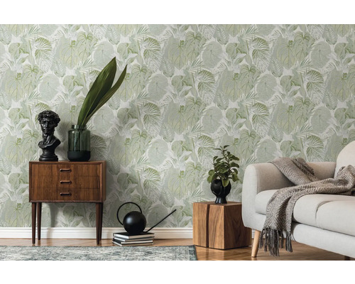 Woonkamer met groen behang met bladeren, bank en houten meubels