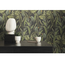 Decoratief behang met jungle motieven in een kamer met meubels en decoraties.