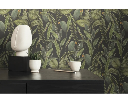 Decoratief behang met jungle motieven in een kamer met meubels en decoraties.