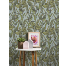 Behang met botanisch bladerpatroon op een tafel met decoratie
