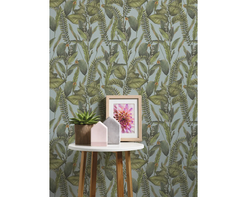 Behang met botanisch bladerpatroon op een tafel met decoratie