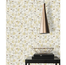 Behang met planten en vlinders, gecombineerd met een hanglamp en decoratieve elementen op een tafel