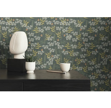 Decoratieve kamer met bloemenbehang, sculptuur en kamerplant op een tafel