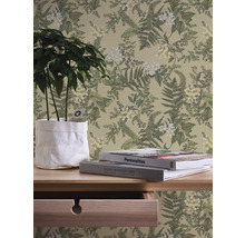 Decoratief behang met bloemen- en plantenmotief achter tafel met potplant en boeken