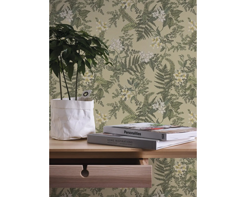 Decoratief behang met bloemen- en plantenmotief achter tafel met potplant en boeken