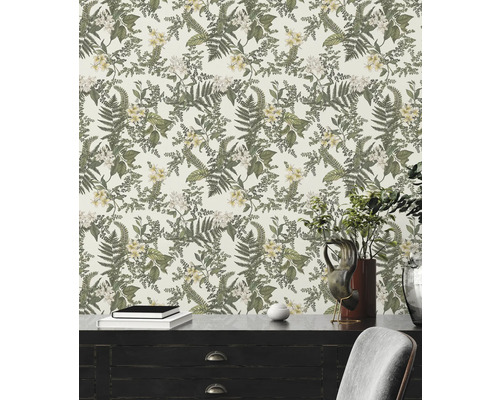 Behang met varen- en bloemmotief voor een natuurlijke kamerinrichting.