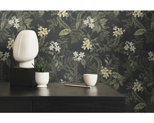 Decoratief stilleven met bloemenbehang, sculptuur en plant op dressoir