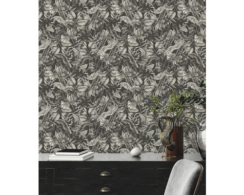 Close-up van een muur met junglebehang met tropische planten.