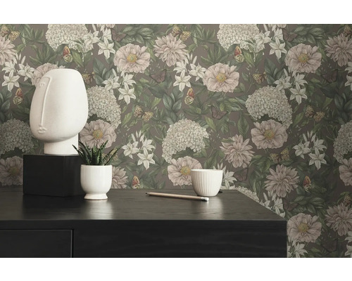 Behang met bloemmotief en vlinders in de woonkamer