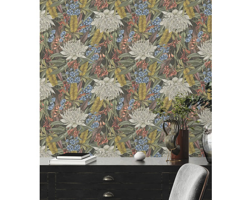 Close-up van een muur met bloemenbehang in een woonkamer.