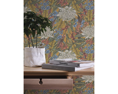 Bloemenbehang met bloemmotief achter een tafel met plant en boeken