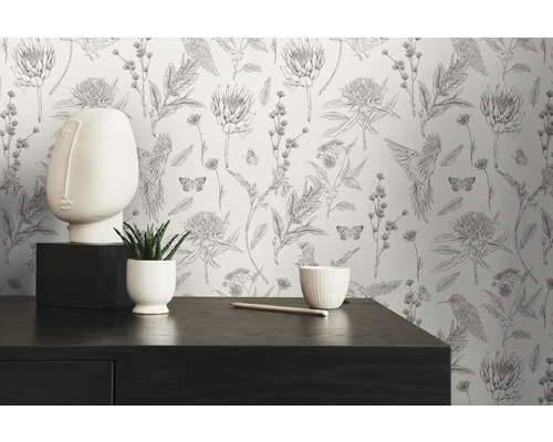 Decoratief behang met bloemmotief, vogels en vlinders in een kamer