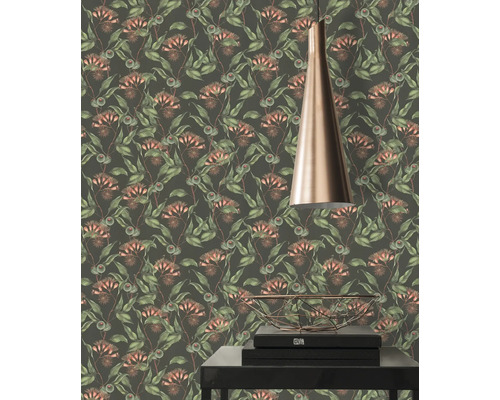 Behang met bloemmotief, gecombineerd met een hanglamp en decoratieve elementen