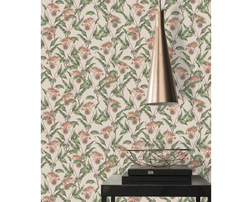 Behang met plantenpatroon en bloemmotieven in een lichte ruimte met lamp