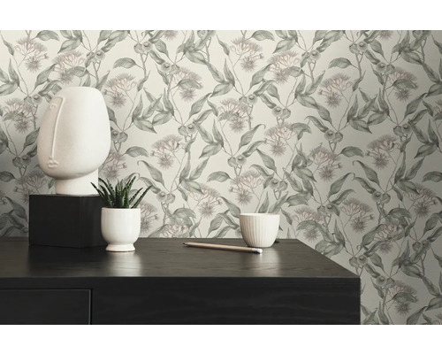 Scene met een dressoir, een wit gezichtsbeeld en behang met een bloemmotief.