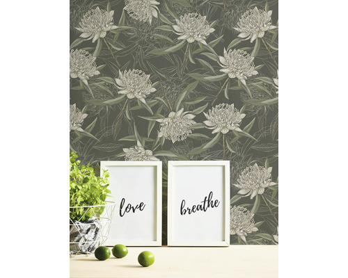 Scene met bloemenbehang, decoratie, twee afbeeldingen en limoenen