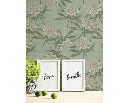 Bloemenbehang met twee fotolijsten, een basilicumplant en limoenen