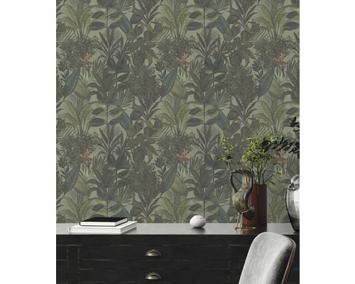 Wanddecoratie met jungle planten behang in een kamer.