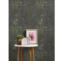 Kamer met junglebehang, tafel, plant en foto