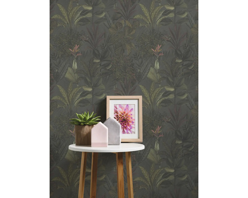 Kamer met junglebehang, tafel, plant en foto