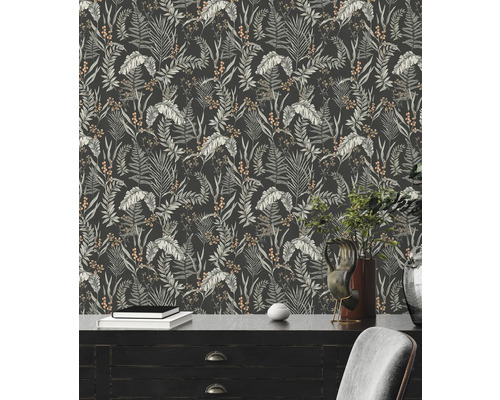 Decoratief behang met plantenmotief op een donkere commode