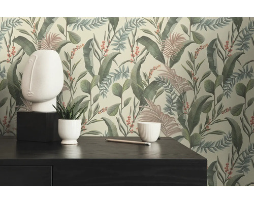 Scene met een dressoir, een sculptuur, een plant en een bloemetjesbehang.