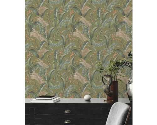 Behang met bladerpatroon en decoratieve elementen op dressoir