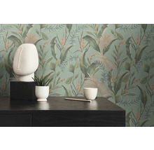 Decoratief behang met plantmotieven in interieur met tafel, potlood en decoratie