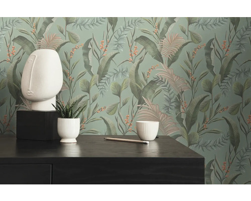 Decoratief behang met plantmotieven in interieur met tafel, potlood en decoratie