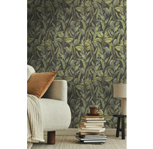 Woonkamer met jungle behang, bank, kussens en bijzettafel